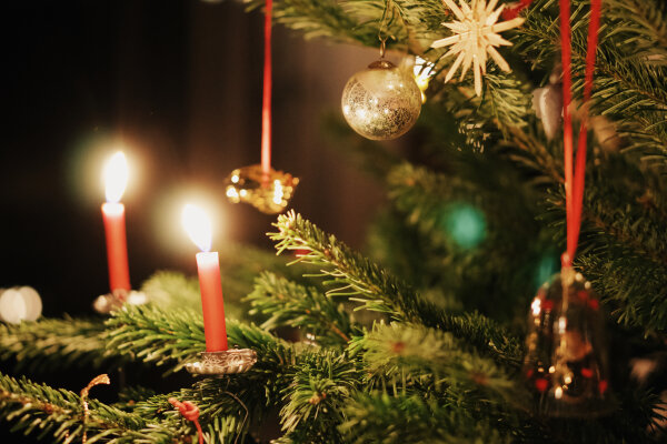 Weihnachtsbaum mit brennenden Kerzen
