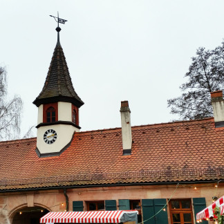 ( Bild: Johannes Barthel / Stadt Nürnberg ) Weihnachtsmarkt im Zeltnerschloss