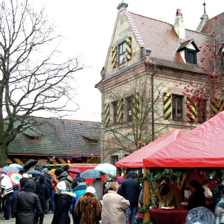 ( Bild: Kulturladen Almoshof / Stadt Nürnberg ) Weihnachtsmarkt in Schloss Almoshof