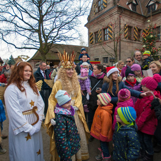 ( Bild: Robert Hackner / Stadt Nürnberg ) Weihnachtsmarkt in Schloss Almoshof