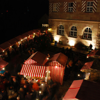 ( Bild: Kulturladen Zeltnerschloss / Stadt Nürnberg ) Weihnachtsmarkt im Zeltnerschloss