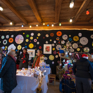 ( Bild: Robert Hackner / Stadt Nürnberg ) Weihnachtsmarkt in Schloss Almoshof