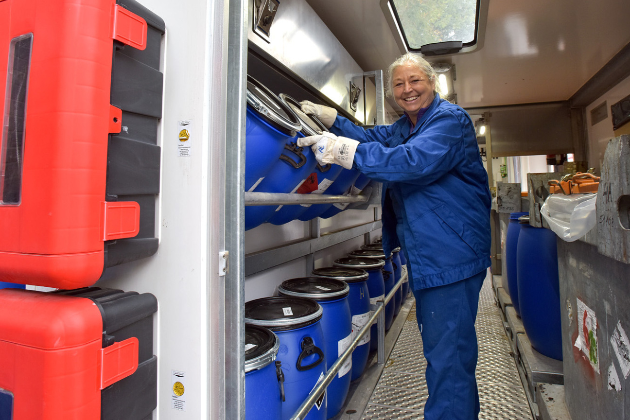 Bild © Christine Dierenbach / Stadt Nürnberg Eine Mitarbeiterin sortiert Problemmüll im Schadstoffmobil., Bild © Christine Dierenbach / Stadt Nürnberg