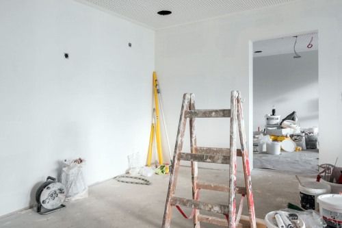 Eine leere Wohnung, in der Gerätschaften für eine Renovierung herumstehen.
